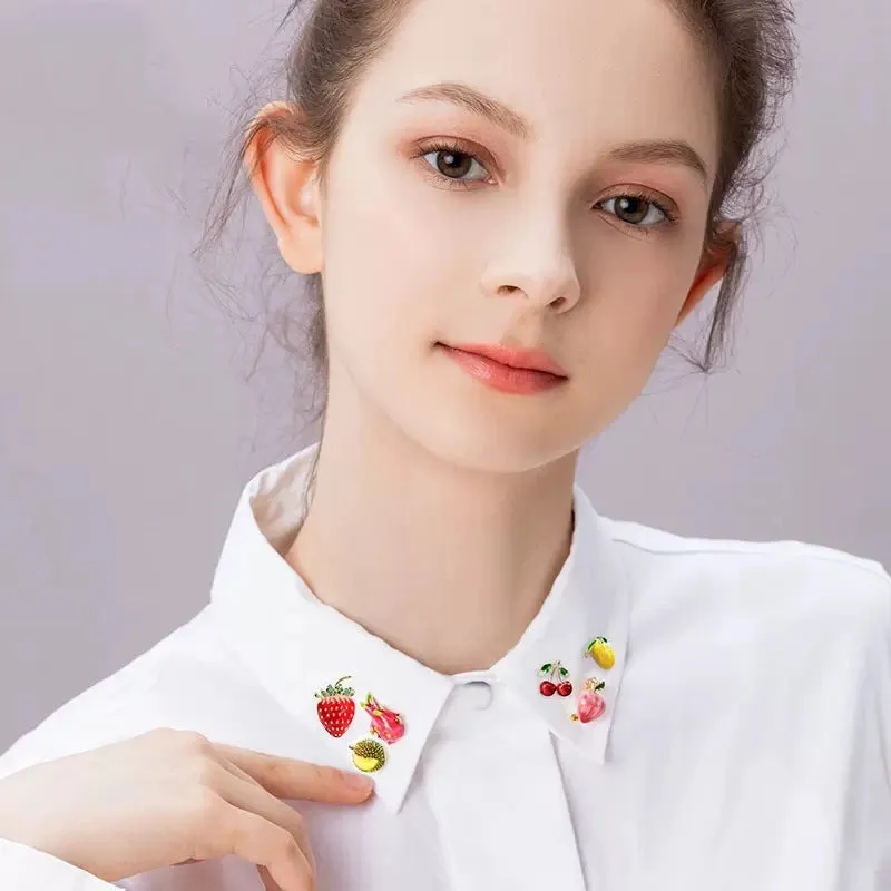 Japanese New Cute Small Strawberry Brooch Personalized Fruit Anti-light Buckle Small Fragrant Style Collar Pin Fashion Accessories Wholesale